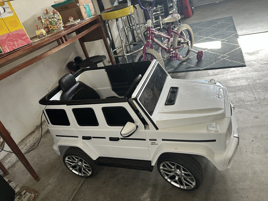 12V Licensed Mercedes Benz Kids Electric Ride-On Car with Music Gas Scooters 0